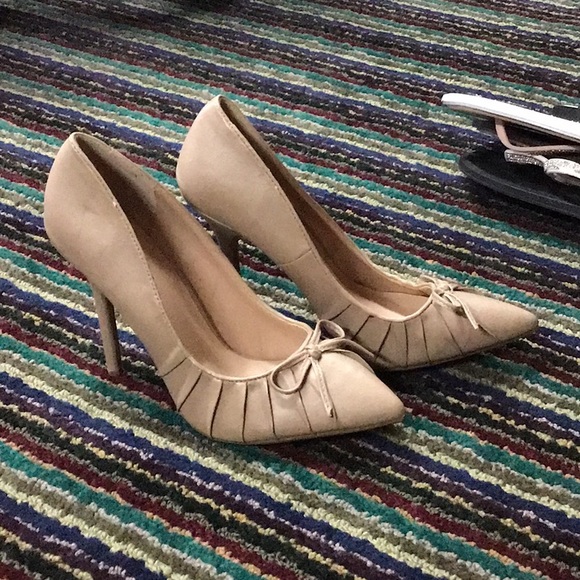 Tan pumps with bow - Picture 3 of 5